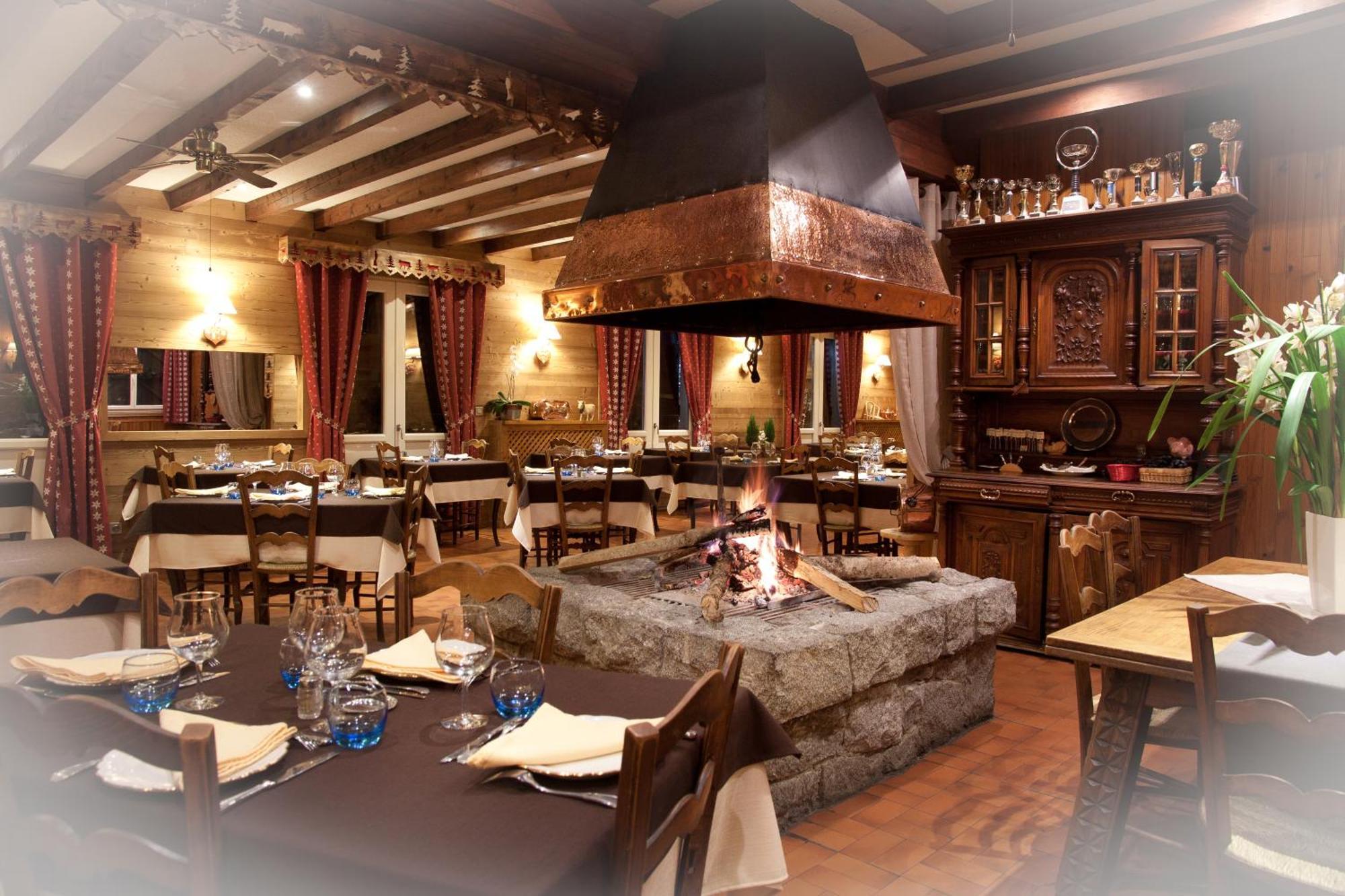 Hotel - Restaurant - Bar - Le Sapin Fleuri Bourg-dʼOueil Exterior foto
